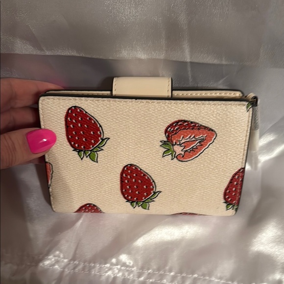 🍓Coach Cream Wallet with Strawberry Print🍓 - Picture 3 of 6